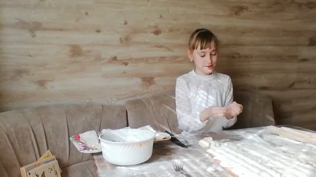 Мы с папой готовим чебуреки!😁😁😁😃 смотреть онлайн