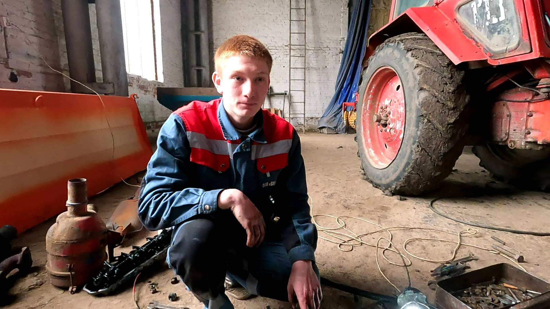 К нам в организацию пришел очередной практикант, на этот раз будущий механик! смотреть онлайн