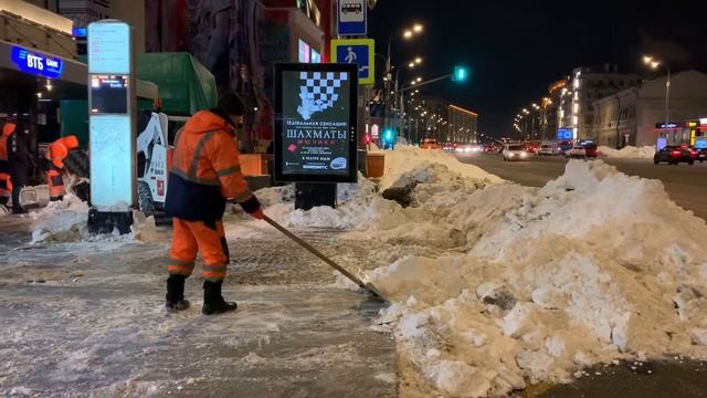 18 02 2021 Уборка снега у метро Курская