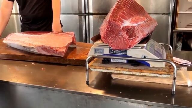 300kg Giant Bluefin Tuna to make delicious Sashimi - Amazing Cutting Skills смотреть онлайн