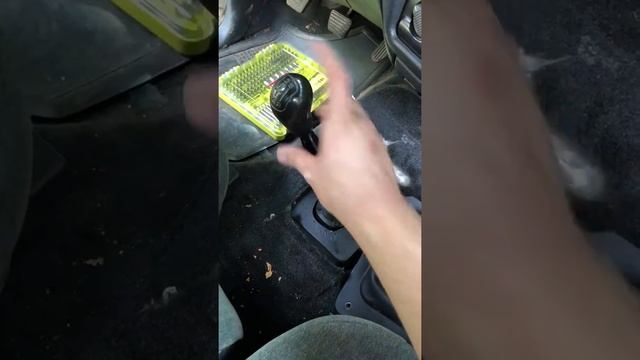 2002 S10 - Shift Lever Removal смотреть онлайн
