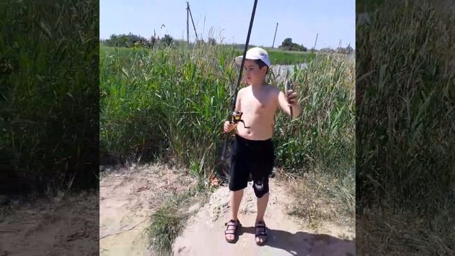 сын поймал чехонь на червя смотреть онлайн