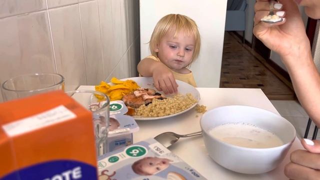 Мама и Лили обедают на кухне. Португалия 🇵🇹 Порту смотреть онлайн