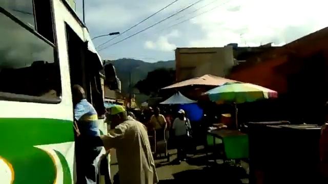 Catia 9 am 20 jul Video de @meldelgado03. Comercios abiertos pero poco tráfico смотреть онлайн