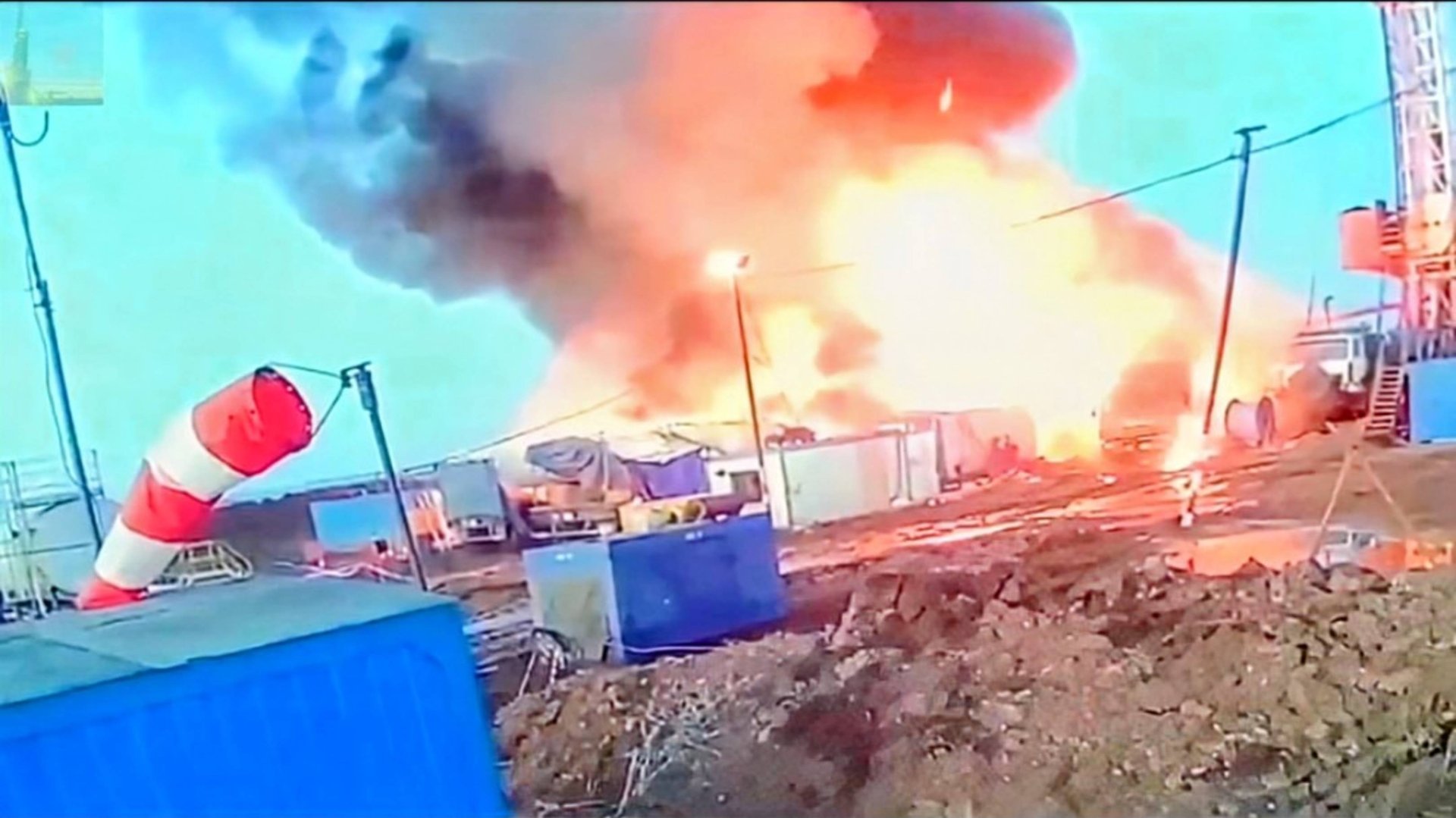 Взрыв и возгорание газа во время освоения скважины🔥 Пострадали люди!!! смотреть онлайн