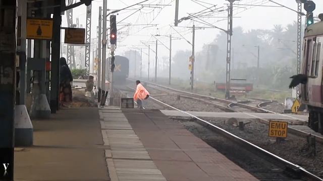 BRUTAL OVERTAKE | WAP-7 25 COACHER SARAIGHAT THRASHES BARDHAMAN BOUND EMU смотреть онлайн