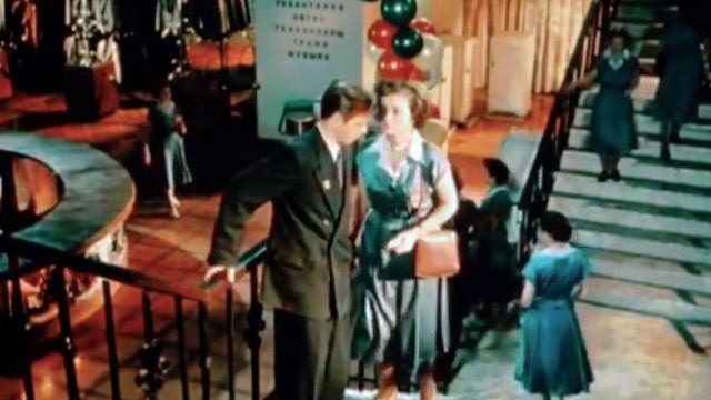 За витриной универмага. Фильм, 1955 (12+)
