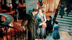 За витриной универмага. Фильм, 1955 (12+)