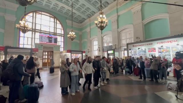 На вокзале «Воронеж-1» эстрадный хор FERMATA исполнил песню «Трава у дома» смотреть онлайн