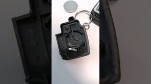 Форд Фиеста. Как самостоятельно заменить батарейку в складном дистанционном ключе для машины. 4.202