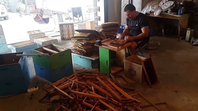 КАК ПРАВИЛЬНО СНИМАТЬ СУШЬ С ПЧЕЛИНЫХ РАМОК? МОЕ ПЧЕЛОВОДСТВО 🐝 🍯 смотреть онлайн