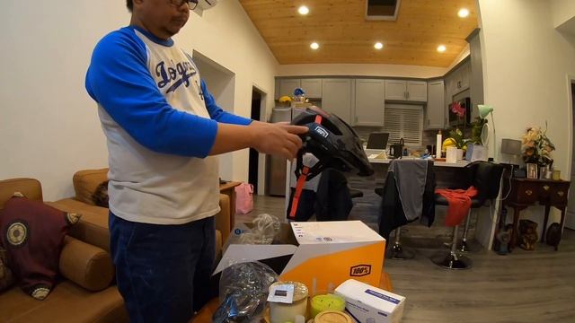 Unboxing: 100% Altis MtB Helmet смотреть онлайн