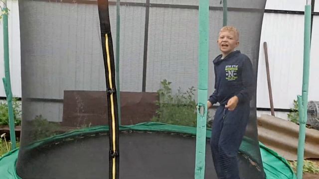 Влад выполнил челндж "10 МИНУТ НА МОКРОМ БАТУТЕ🤯💦" смотреть онлайн
