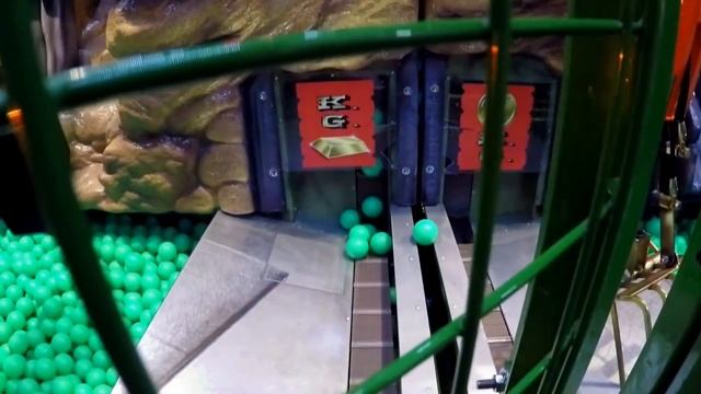 Макс и Шары Экскаватор Грузовик Ball Pit Balls играть смотреть онлайн