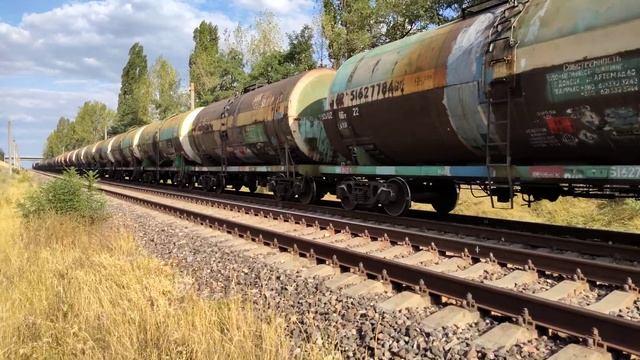 2ТЭ10УТ-0068 (УЗ) с грузовым поездом следует по перегону Тирасполь - Новосавицкая смотреть онлайн