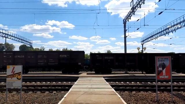 ВЛ80с-624 с грузовым поездом на ст.Березина смотреть онлайн