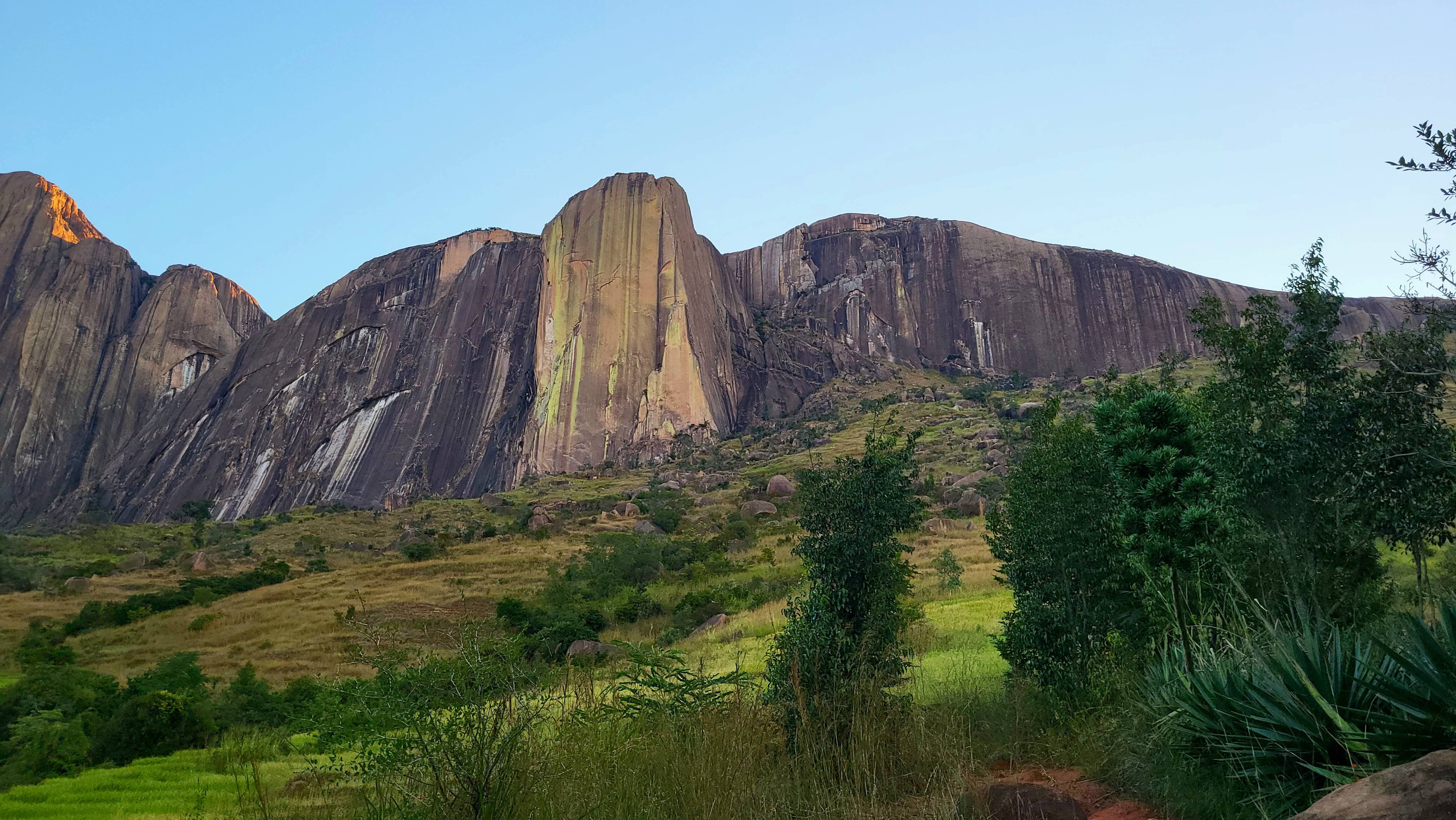 МАДАГАСКАР, 2024. Шикарное бездорожье и обзор лемурного кемпинга в горах. 19 СЕРИЯ смотреть онлайн