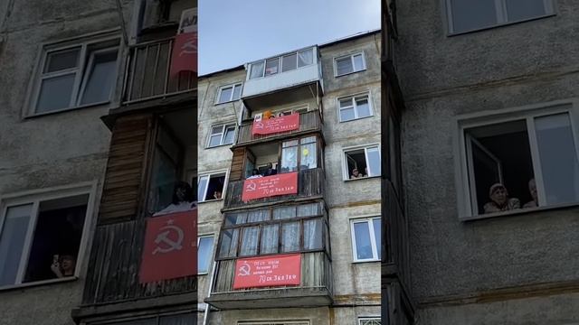Губернатор Кузбасса лично поздравил ветерана, устроив мини-парад под окнами смотреть онлайн