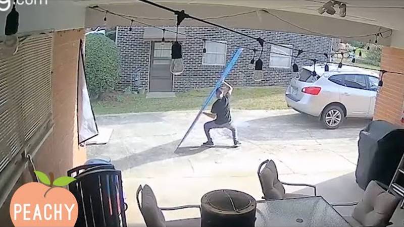 Самые сумасшедшие кадры с камер видеонаблюдения! Пойманные на камеру забавные моменты смотреть онлайн