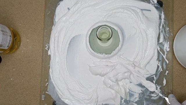 How to make oil paint. Mix pigment and oil to the right consistency then paint on. I demo lead whit смотреть онлайн