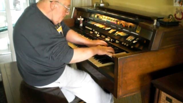 Mike Reed plays "What a difference a Day makes" on his Hammond Organ смотреть онлайн