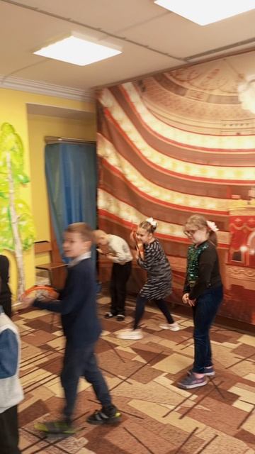 Класс на уроке музыки