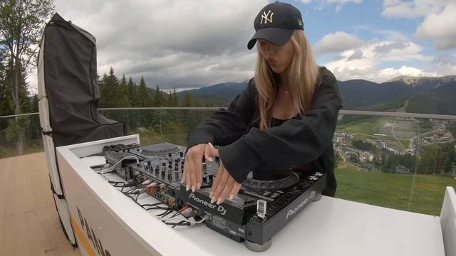 KRISMI - Live Dj Mix ｜ Melodic Techno, Indie & Afro House Music ｜ Bukovel, Ukraine смотреть онлайн