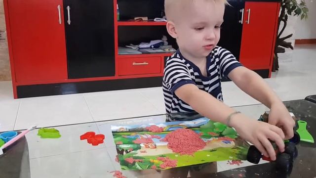 Demid Plays Dynamic Sand Monster Truck - Демид играет с монстр траком в кинетический песок