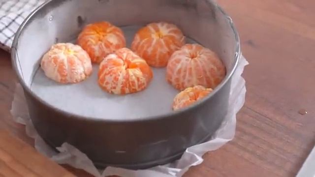 Скорее сохраняйте рецепт! Очень вкусный и сочный пирог с мандаринами! Простой и быстрый рецепт смотреть онлайн