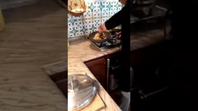 O'mbruoglio rivisitato - Friarielli seppioline e tocchetti di pane fritto смотреть онлайн