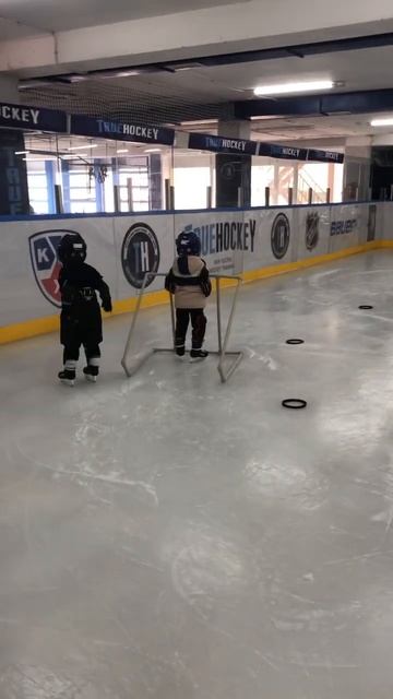 3 year-old kids learning how to play hockey/ Ходим на хоккей с 3 х лет 🏒🇰🇿 смотреть онлайн