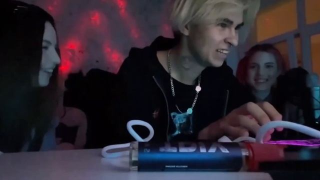 АКУЛИЧ И ВАФОМ ЗАПИСАЛИ СОВМЕСТНЫЙ ТРЕК НА СТРИМЕ смотреть онлайн