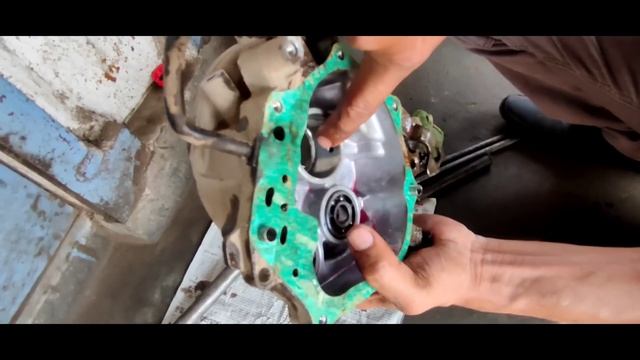 Activa scooty ki wheel bearing or engine bearing change karne ki asan tarika смотреть онлайн
