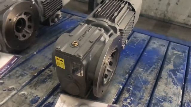 SAF series helical worm hollow shaft with flange output gearbox gear motor смотреть онлайн