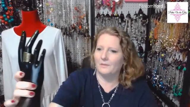 Fashion Forward Friday смотреть онлайн