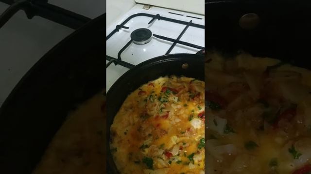 жареный картофель с яйцами