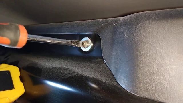 Como sacar tornillo divisorio caja cabina, no remaches, de la nueva Fiat Fiorino Evo смотреть онлайн
