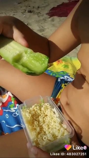 Лайфхак для пляжа 😆 Если вы забыли дома ложку 😛 смотреть онлайн