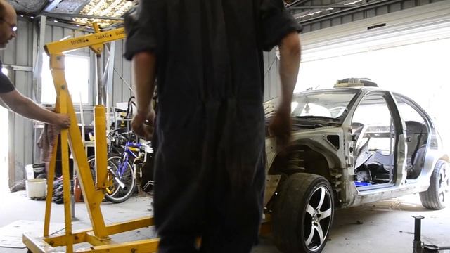 HOLDEN VX COMMODORE - engine removal смотреть онлайн