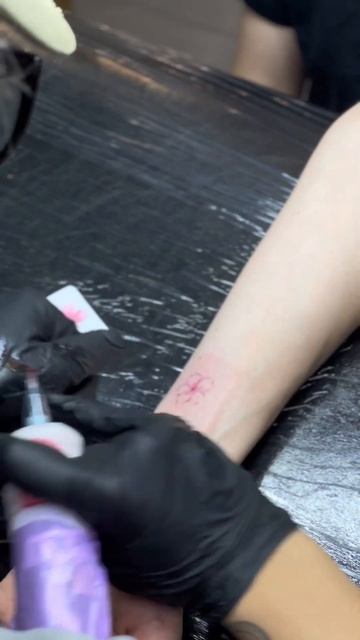 Маленькая тату на руке для девушки - сакура. Красива мини татуировка от мастера Mini Cat Tattoo смотреть онлайн