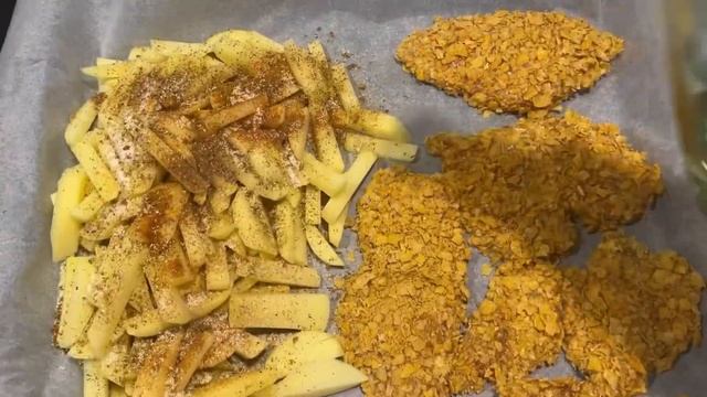 Reteta burger de pui crispy acasa | Reteta de chifle pentru burger | Cartofi la cuptor смотреть онлайн