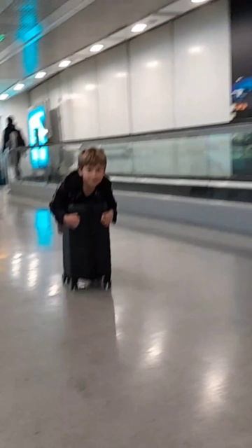 Airport Travel HACK for kids #tidaltrekkers #havefun #dontbeboring #airport #travel смотреть онлайн