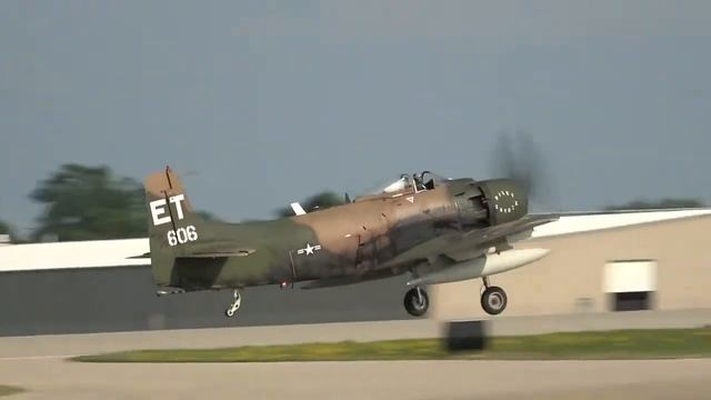 P-51 Mustang - Low pass and takeoff смотреть онлайн
