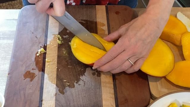 Healthy Mango Smoothie + How to Cut a Mango смотреть онлайн