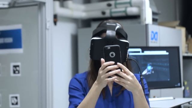 Intel’s Project Alloy headset mixes reality with fiction смотреть онлайн