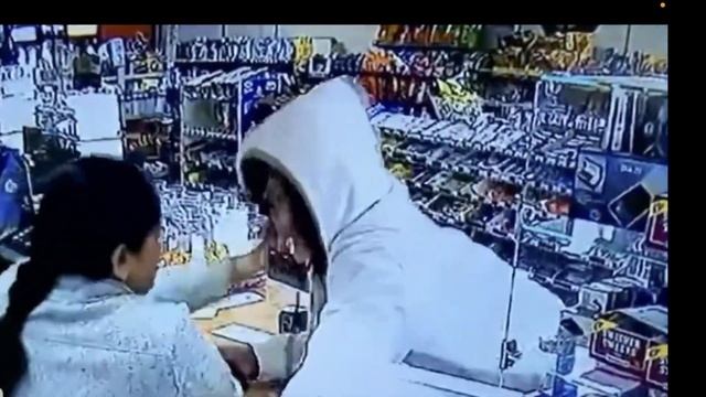 Продавец магазина вырвал пистолет у грабителя, а затем погнался за ним с молотком смотреть онлайн