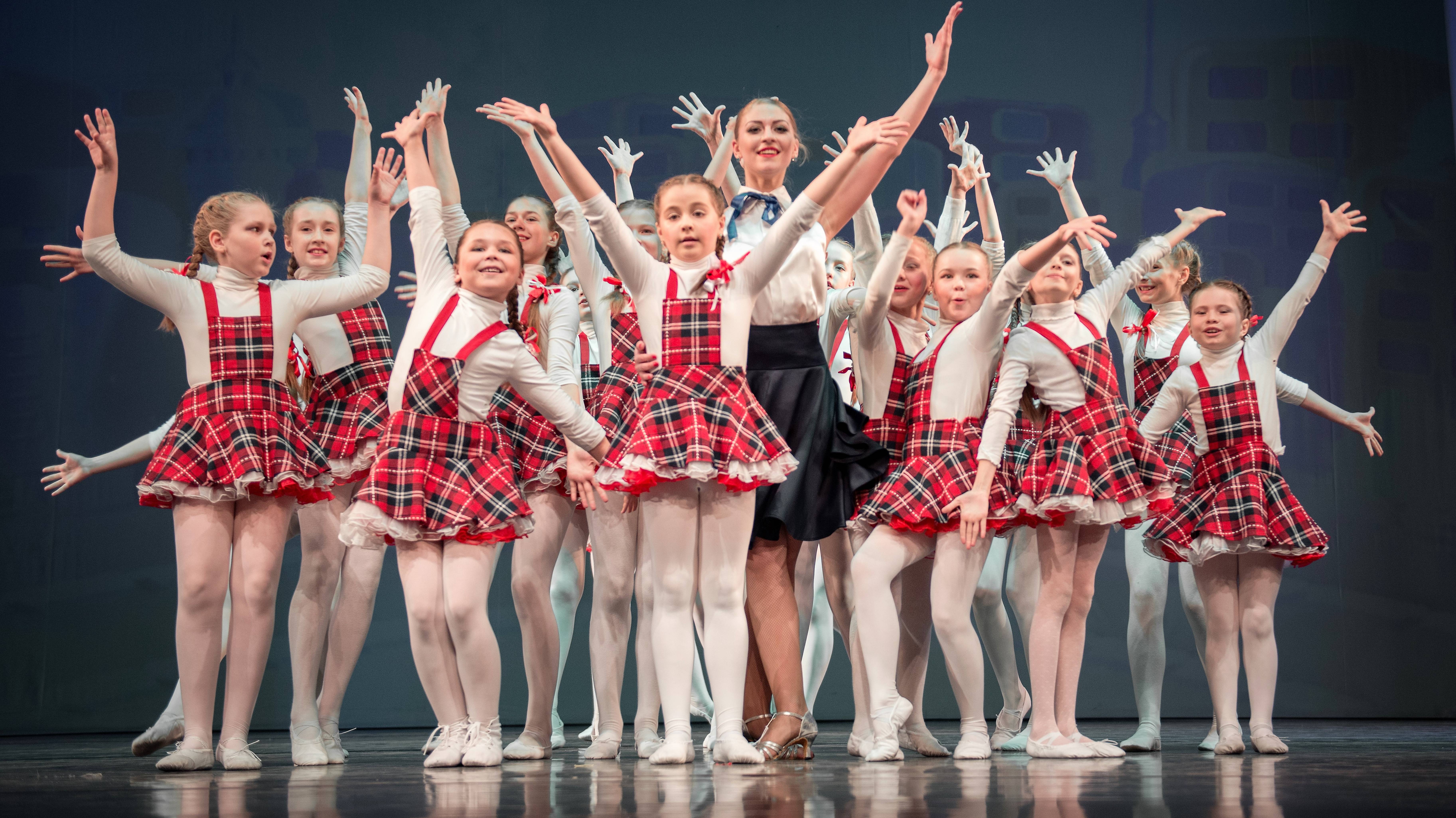 12 # Эстрадный танец "Один день в школе" Приятного просмотра.. смотреть онлайн