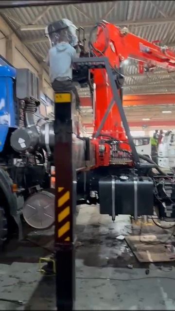 Новинка - седельный тягач КАМАЗ с КМУ и дополнительными опорами под кабиной. смотреть онлайн