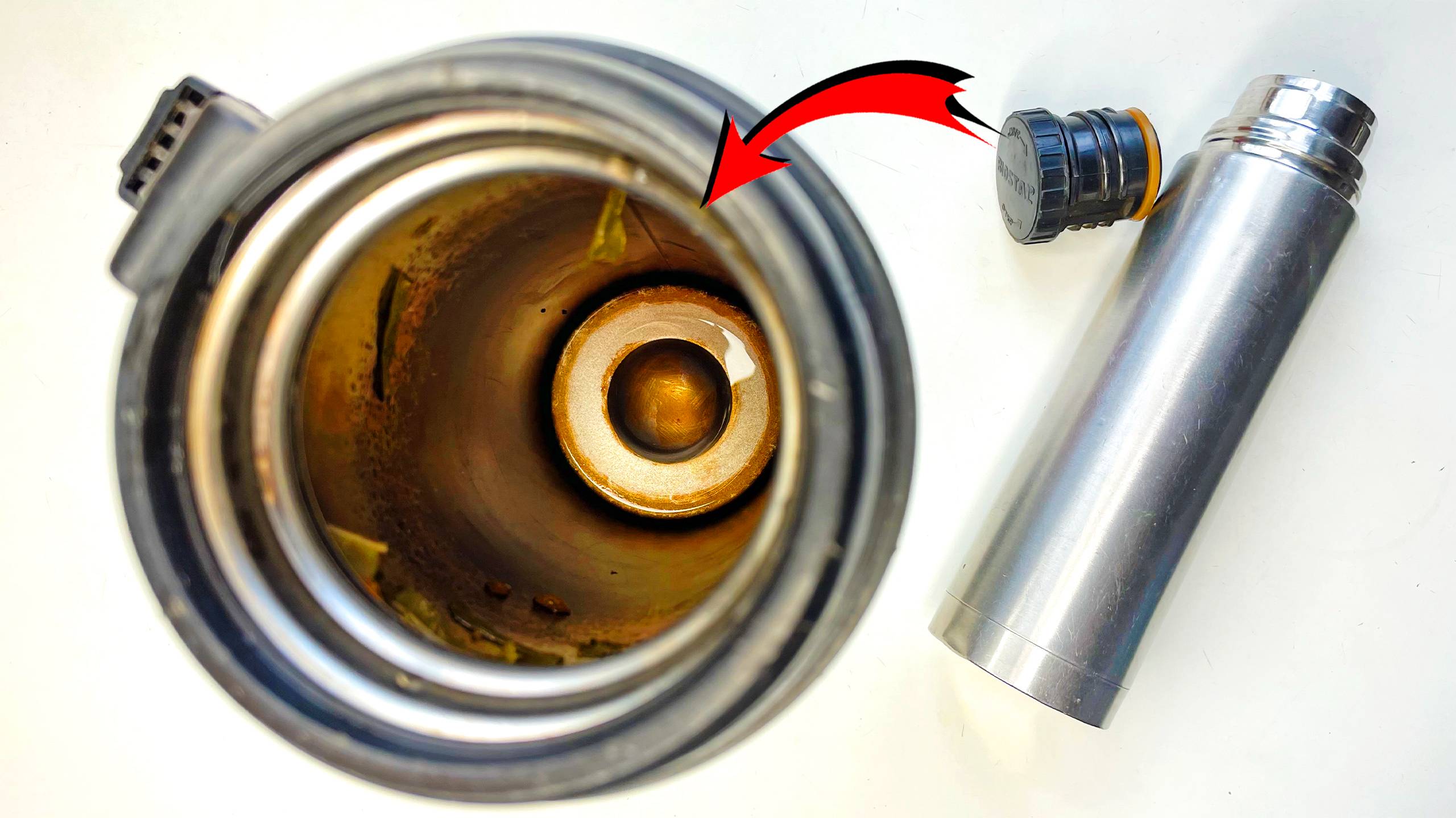 Как ОТМЫТЬ ТЕРМОС ВНУТРИ от СИЛЬНОГО ЧАЙНОГО НАЛЁТА — простой и эффективный способ!!! смотреть онлайн