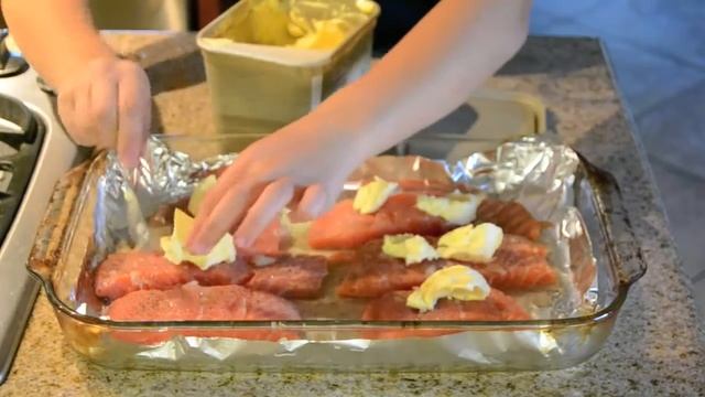 HOW TO MAKE: LEMON BUTTER SALMON & CORN CUCCOTASH смотреть онлайн